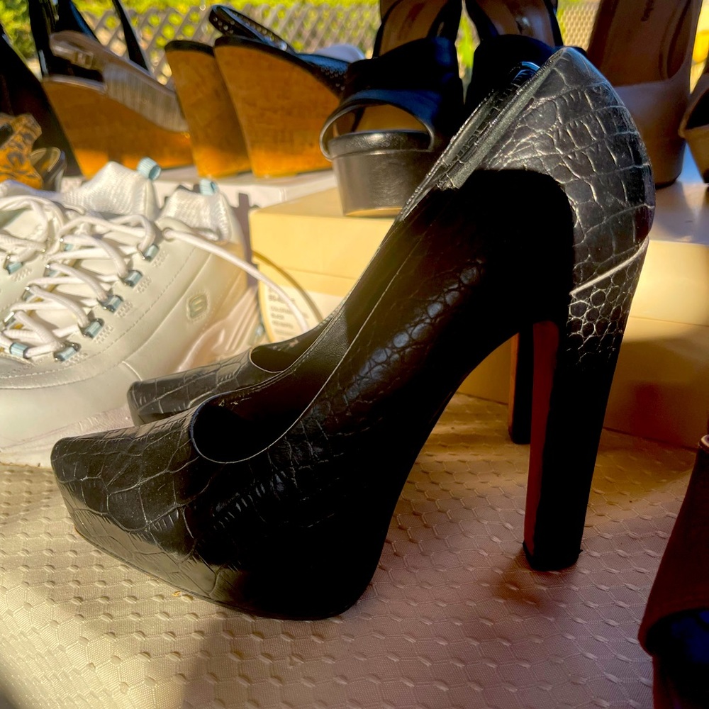 Six inch platform heels, leather Point toe, big heel in very good condition.